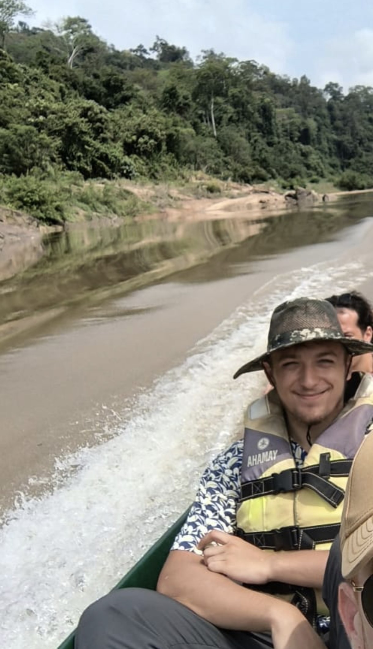 Anton Riviere dans la jungle sur une pirogue